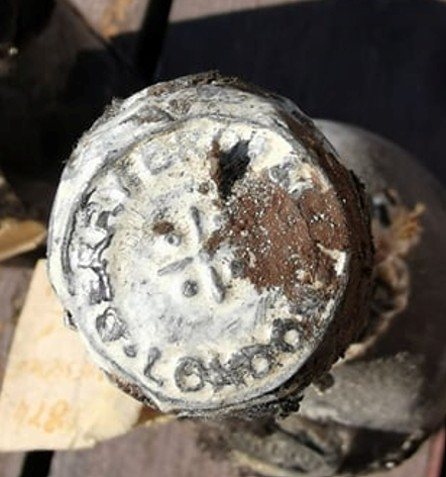 Capsule with house mark