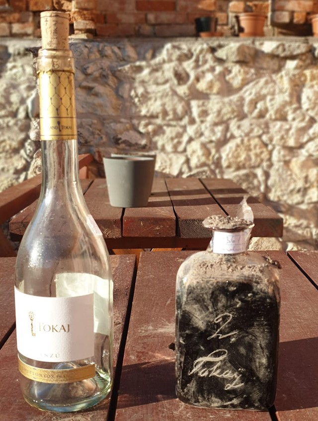 Small flask engraved Tokay, beside a modern Tokaji bottle