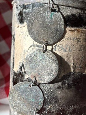 Object attached to the 1606 bottle