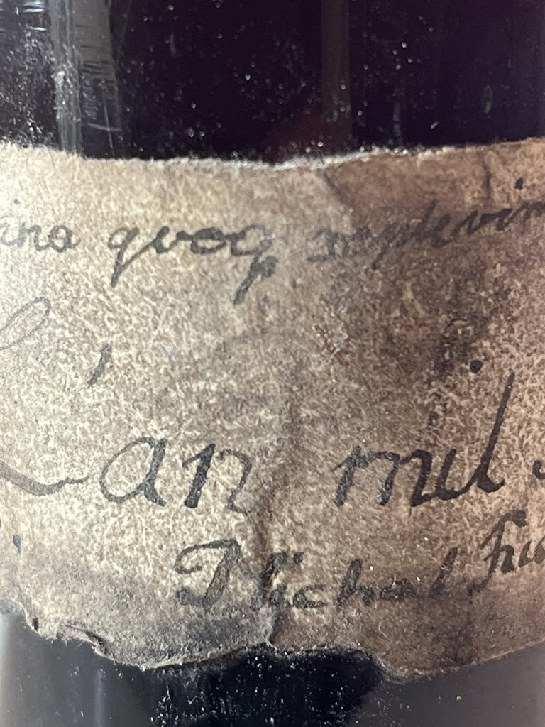 The label: “…vina quoq replevimus…” and “L’an mil…”