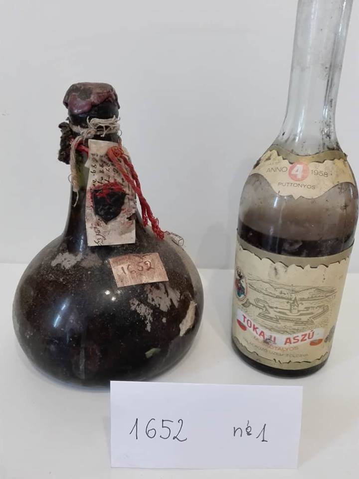 The 1652 bottle no. 1 beside a 1958 Tokaji Aszú for scale