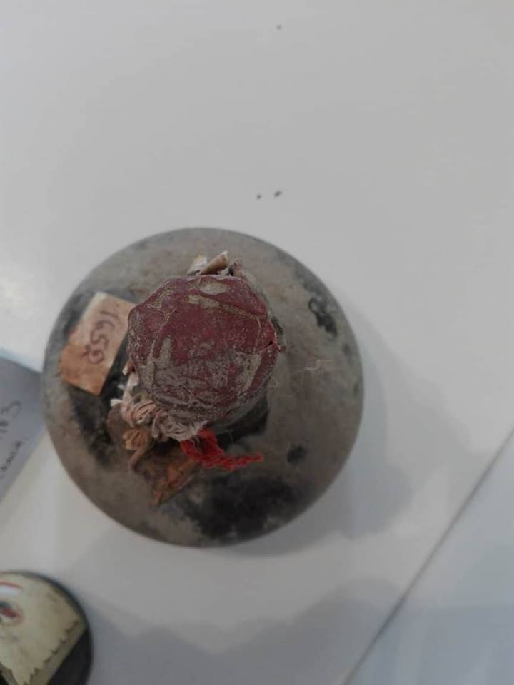 The wax capsule of bottle no. 2 seen from above