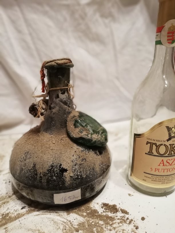 The 1652 bottle with an applied green glass seal