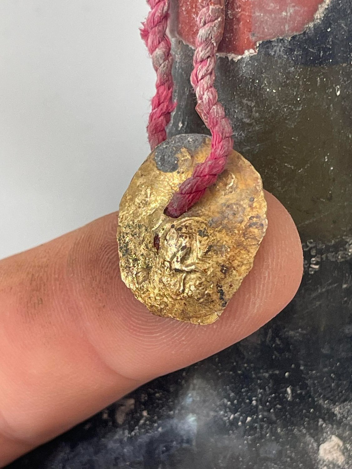 The gilt tag, impressed with a small device