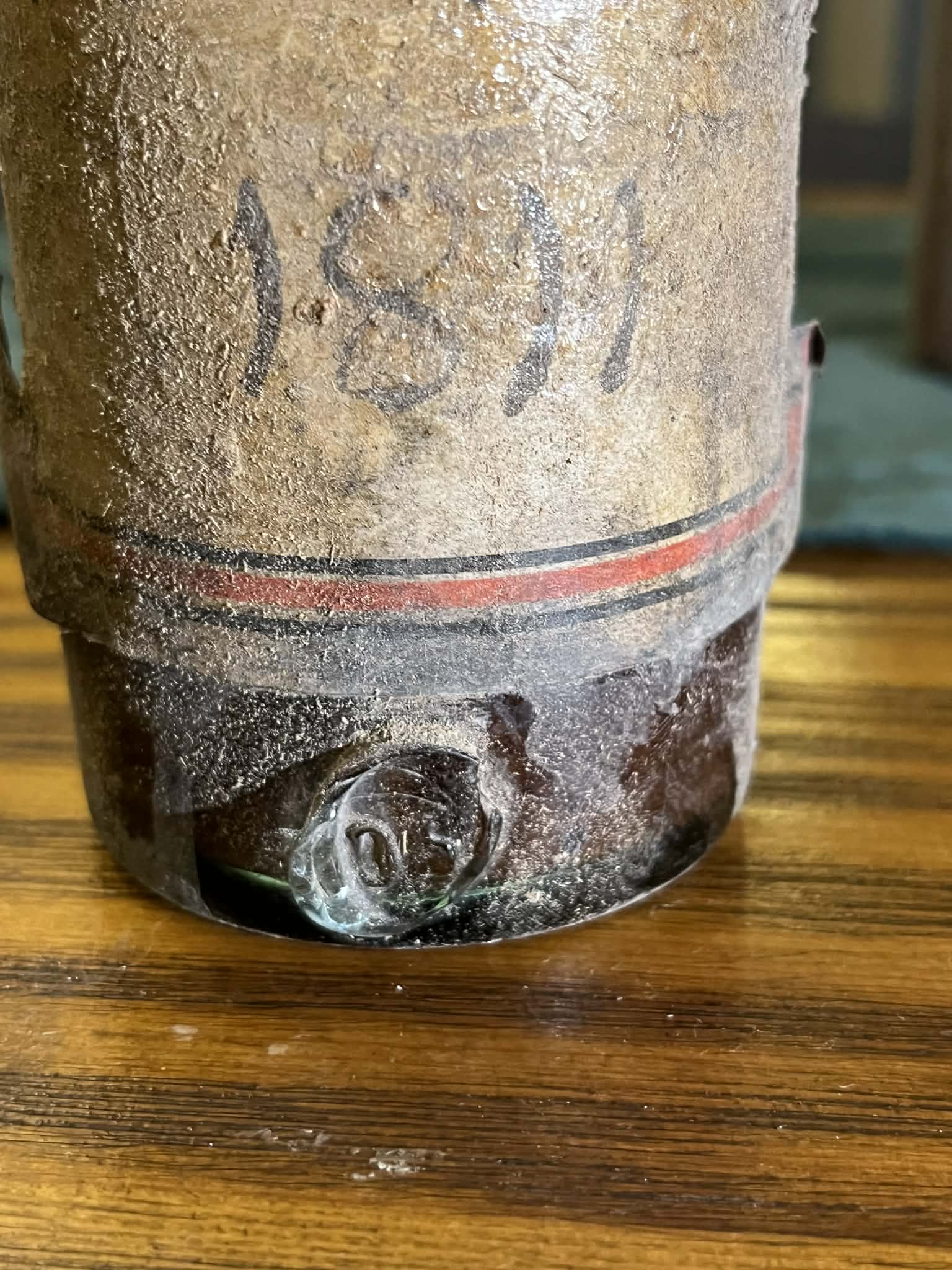 The base of the bottle with the applied glass seal marked 0,5 L, and the painted 1811 above it