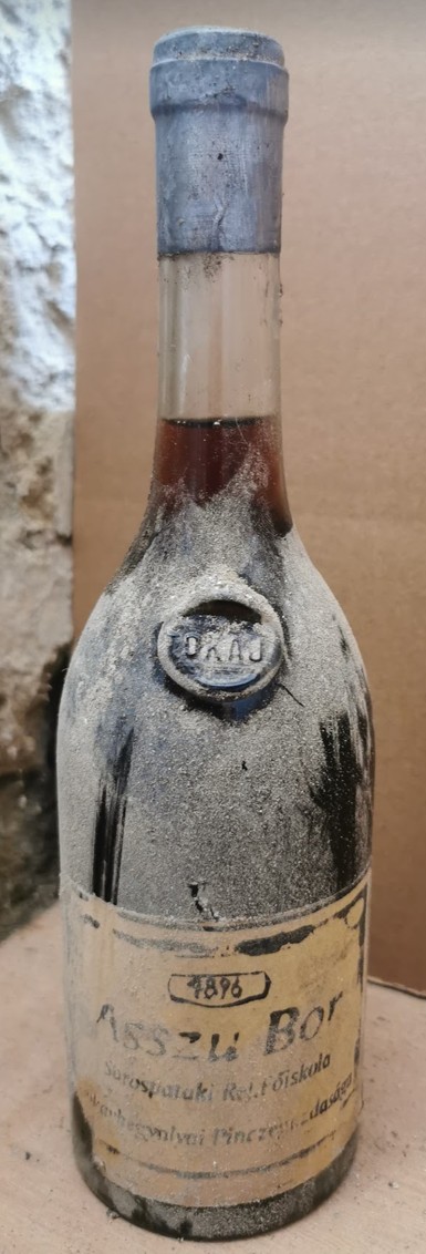 The 1896 Sárospatak Aszú bottle with the TOKAJ glass seal