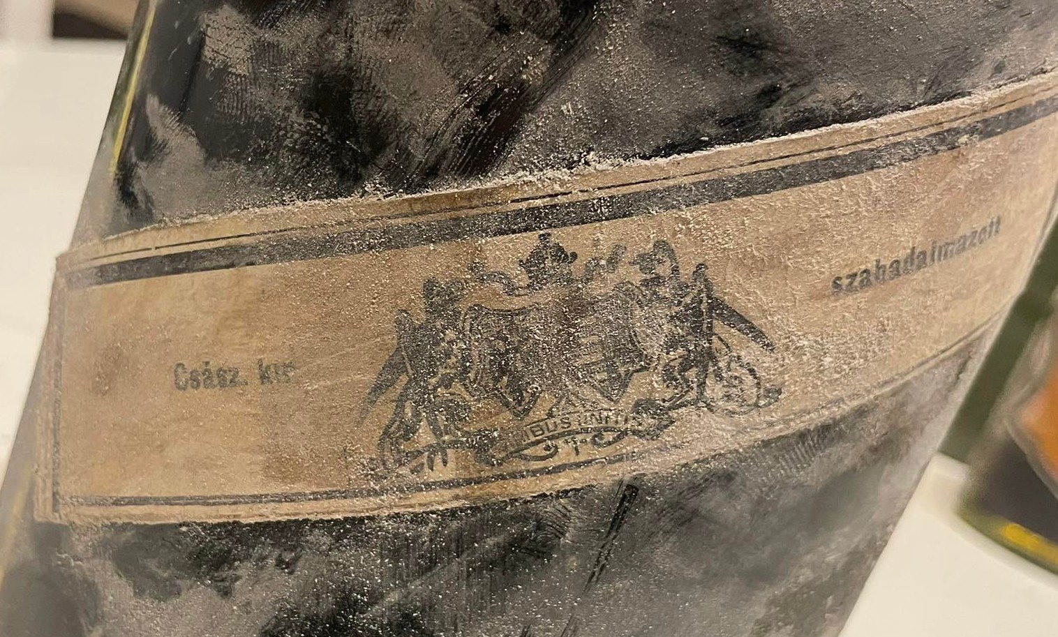The paper band: Csász. kir. szabadalmazott with the imperial arms and Viribus Unitis