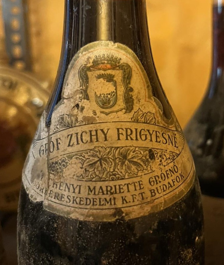 The shoulder label: Gróf Zichy Frigyesné, Széchenyi Mariette grófnő, Borkereskedelmi K.F.T. Budafok