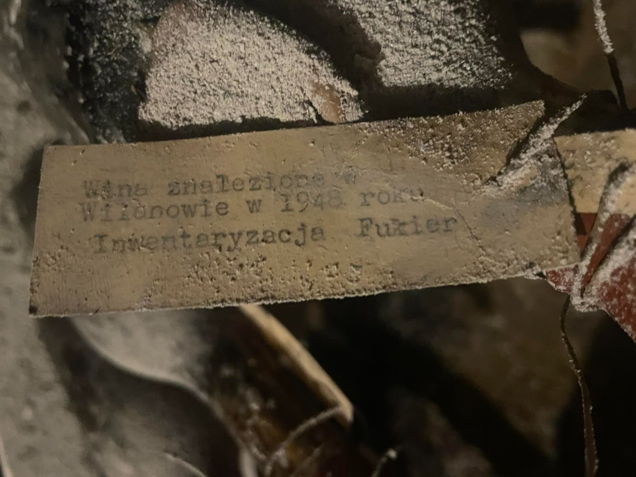 Cellar tag typed: Wina znalezione w Wilanowie w 1948 roku. Inwentaryzacja Fukier