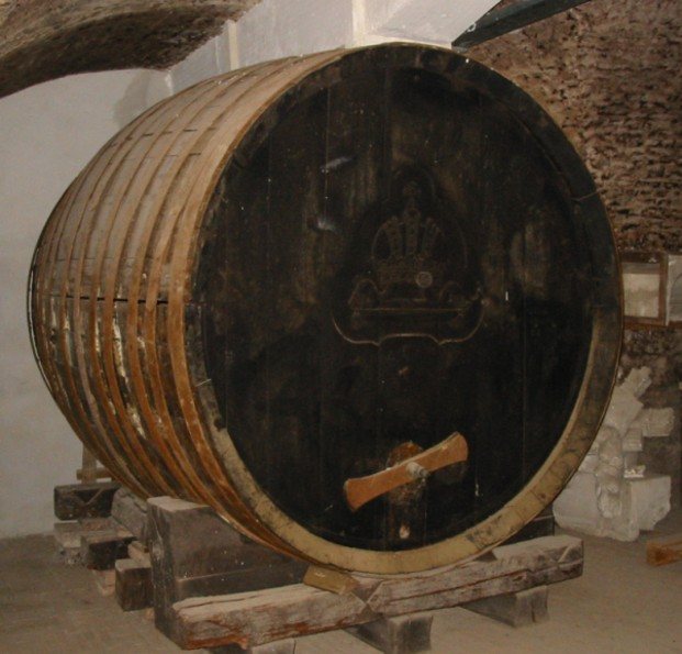 Casks in a court cellar