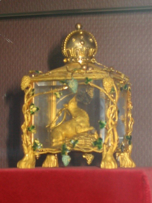 The golden deer with a Tokay aszú berry
