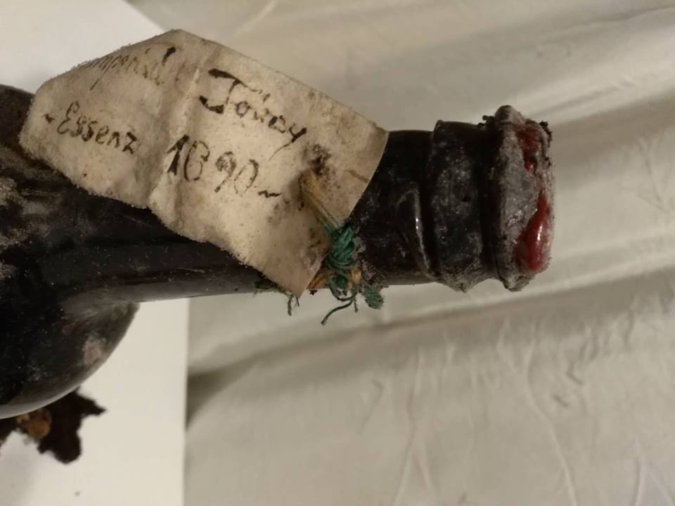 Neck tag reading Imperial Tokay Essenz 1690