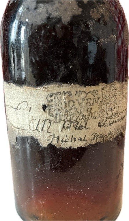 Left part of the label, l’an mil and the name Michal Fuckier