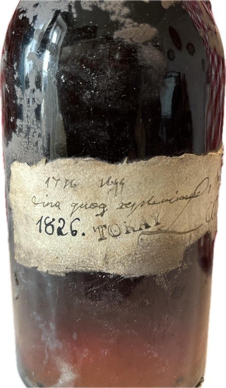 The reverse label: 1776, 1699, vina quoq replevimus, 1826 TOKAY