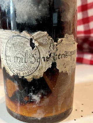 The circular French paper stamp of 1699 on the label