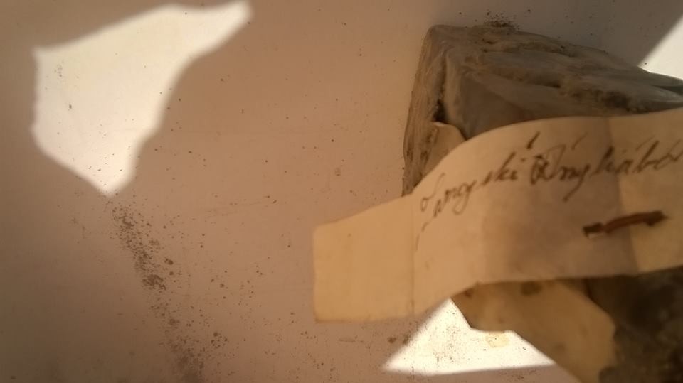 The inscription ZAMOYSKI ÁNGLIÁBÓL HOZVA on the paper strip