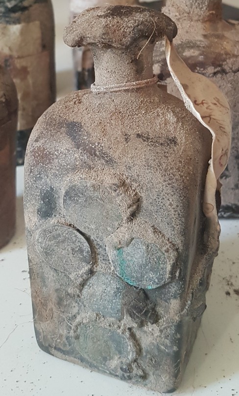 The paper strip tied to the neck, carrying the inscriptions